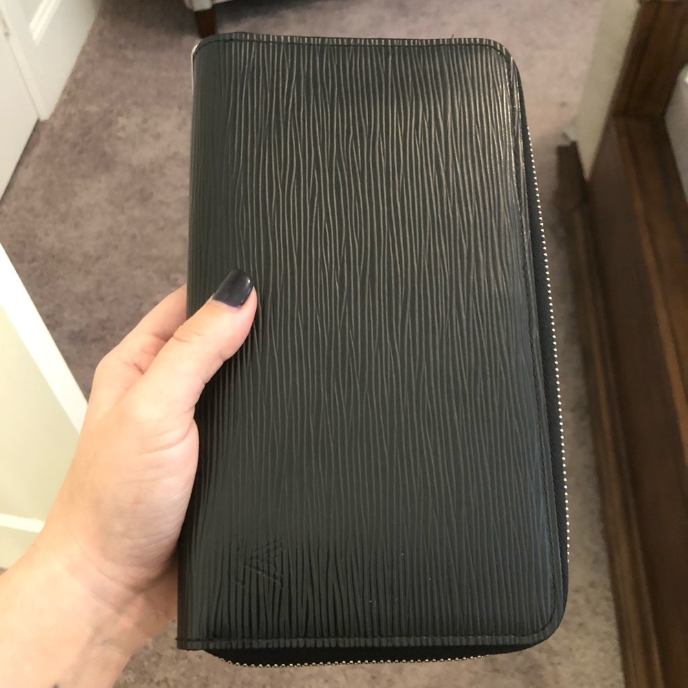 Louis Vuitton Epi Noir zippy organizer wallet